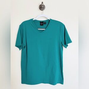 Hugo Boss Men’s cotton t-shirt in size M. Regular fit. Green color. Worn once